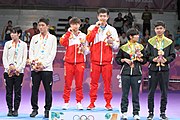 Deutsch: Tischtennis bei den Olympischen Jugendspielen 2018; Tag 9, 15. Oktober 2018; Mixed Medaillenzeremonie - Gold: Yingsha Sun & Wang Chuqin (CHN), Silber: Miu Hirano & Tomokazu Harimoto (JPN), Bronze: Su Pei-ling & Lin Yun-ju (TPE)); Medaillen-Verleiher: IOC member Ryu Seung-minu (KOR), Maskottchen-Verleiher: ITTF Vice-Presiden Nestor Tenca (ARG) English: Table tennis at the 2018 Summer Youth Olympics at 15 October 2018 – Mixed Medal Ceremony - Gold: Yingsha Sun & Wang Chuqin (CHN), Silver: Miu Hirano & Tomokazu Harimoto (JPN), Bronze: Su Pei-ling & Lin Yun-ju (TPE)); Medal presenter: IOC member Ryu Seung-minu (KOR), Mascot presenter: ITTF Vice-Presiden Nestor Tenca (ARG)