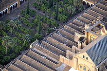 Archivo:Tejado_y_patio_de_los_naranjos_de_la_Mezquita_de_Córdoba_(España).jpg