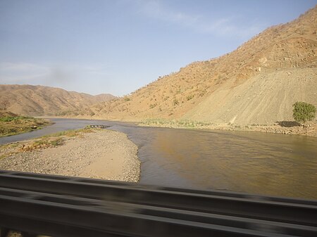 Tekeze-Fluss, Tigray. 23. Jan. 2013 - Reste der alten Brücke an der Sandbank..JPG