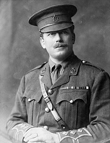 Portrait noir et blanc en buste d'un homme en uniforme militaire