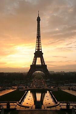 Menara Eiffel saat matahari terbit, diambil dari Place du Trocadero. Paris, Prancis.