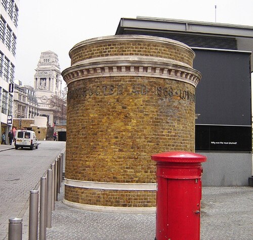 Tower Subway northern entrance building at Tower Hill. (January 2006). Built by the LHPC in 1926, the lettering on the visible side reads "CONSTRUCTED