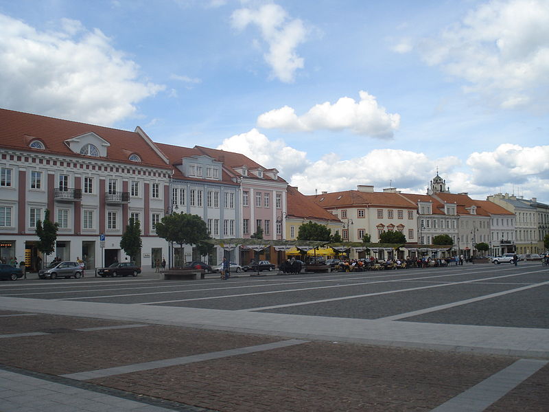 File:Town hall square in Vilnius 1.JPG