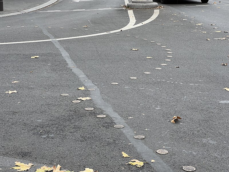 File:Traces Sol Bastille Place Bastille - Paris IV (FR75) - 2021-11-26 - 3.jpg