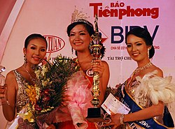 (L-R) 1st-runner up : Phan Hoang Minh Thu, Miss Vietnam 2008 Tran Thi Thuy Dung, 2nd runner-up: Nguyen Thuy Van