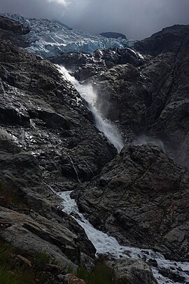 Das Triftwasser stürzt in Wasserfällen und vielen Kaskaden von der Gletscher­zunge über die Felsstufe …