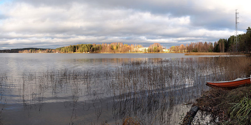 File:Tuomiojärvi in autumn.jpg