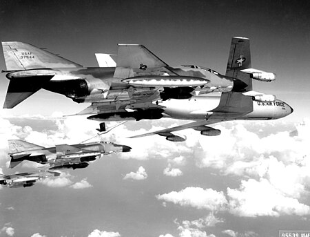 Tập_tin:U.S._Air_Force_McDonnell_F-4C_Phantom_II_fighters_refuel.jpg