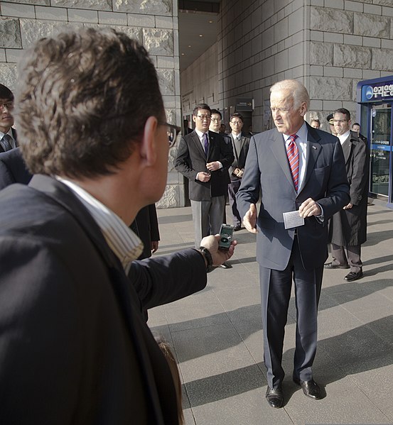 File:U.S. Vice President Joe Biden, right foreground, discusses the release of Merrill Newman, a Korean War veteran detained in North Korea, with the press at the Korean War Memorial in Seoul, South Korea, Dec. 7 131207-N-SZ959-085.jpg