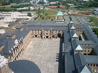 Vista del patio y cúpula elíptica de la Universidad Laboral vistos desde la torre