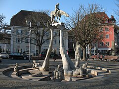 Bodenseereiter von Peter Lenk an der Schiffslände (Obenan Martin Walser auf einem Gaul, Februar 2012)