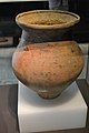 Terrrasan dagoen Can Missert aztarnategian aurkitutako zeramika objektua: Iberiar Penintsulako ipar-ekialdeko kutxa -zelaien kulturako arrautsontzia.