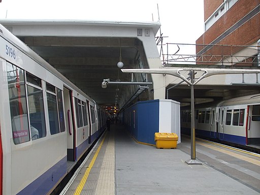 Uxbridge station platforms 3 and 4 look west