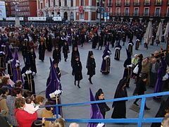 Cofrades a su paso por la Plaza Myor