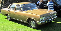 Un sedan Vauxhall Cresta PC DeLuxe din 1971