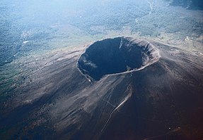 Lugfoto van die vulkaan se krater.