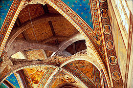 La destrucción parcial de las bóvedas de la basílica de San Francisco de Asís permite ver su estructura