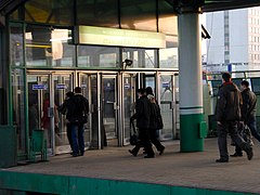 Toegang tot het overstapgebouwtje op het voorstadsperron