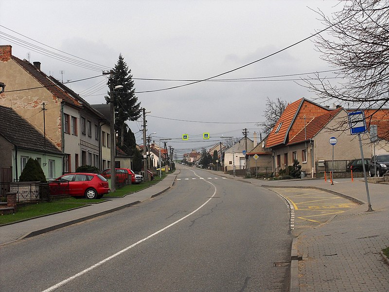 File:Vysoké Popovice, silnice I-23 (02).jpg