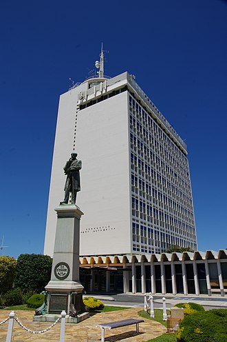 Fremantle Ports building with harbour control on the top, and statue of C. Y. O'Connor WTFr Nov 2011 gnangarra-27.jpg