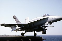 AA407, sebuah F/A-18C dari VFA-81 membawa AGM-62B Walleye II pada tanggal 1 februari 1991 selama Badai Gurun.