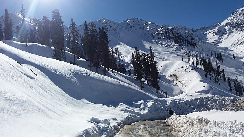 File:Way to Chitral in Snow Fall.jpg