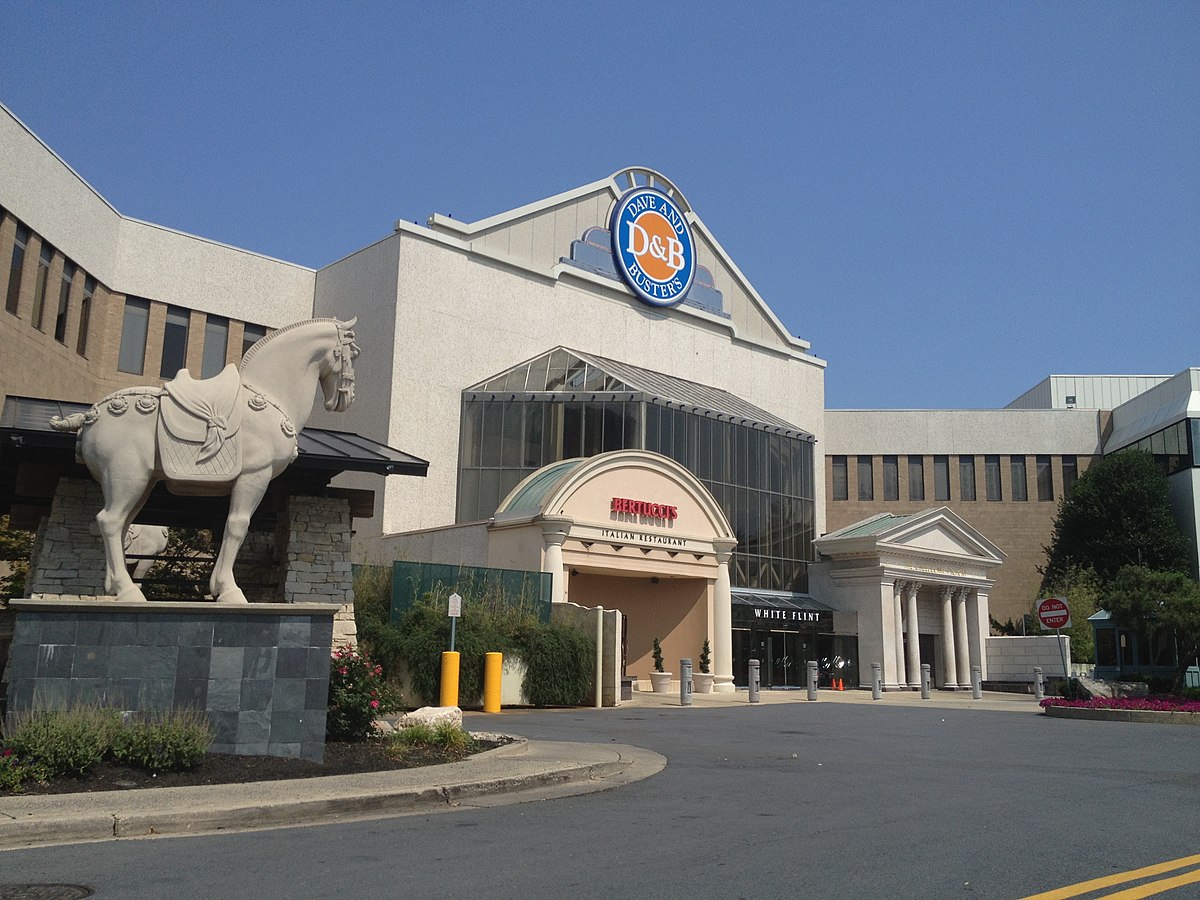 Halloween creeps up on Tysons early with mall trick-or-treating