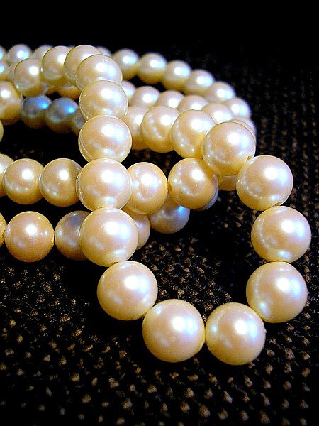 ملف:White pearl necklace.jpg