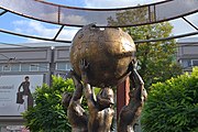 Deutsch: Wikipedia Denkmal in Słubice, 18. September 2019, sichtbare Spuren vandalistischer Zerstörungen English: Wikipedia Monument in Słubice,18 September 2019, visible vandalism