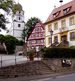 Rathausplatz mit Kirchturm, Pfarrhaus und Rathaus von Winterhausen / Main