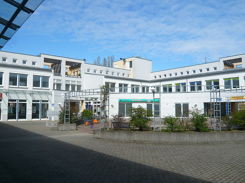 File:Woerlitzer Str Atrium Marzahn 110415 AMA fec (77).JPG