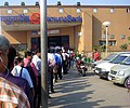 Een lange rij pendelaars op station Yamuna Bank
