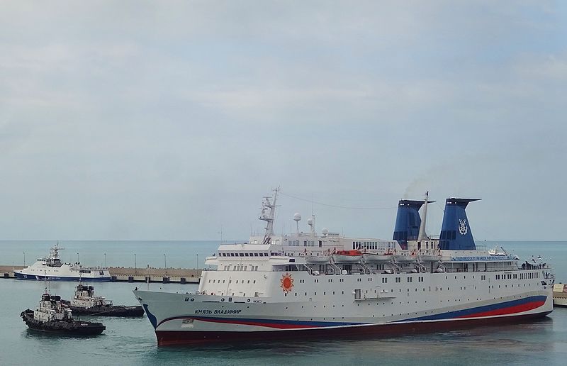 File:Zhemchug Ruslan Nikifor Poyarko and Knyaz Vladimir in Port of Sochi 8 June 2017.jpg