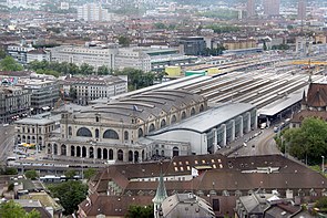 Heutiger Hauptbahnhof mit allen Anbauten, dahinter die Sihlpost
