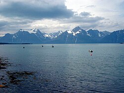 A Lyngen-Alpok a Lyngen-fjordon át