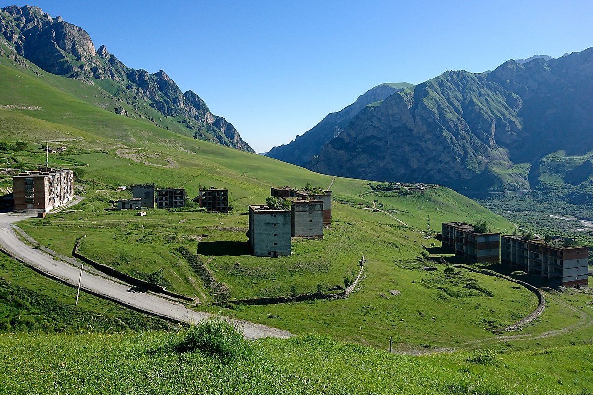 Поселок Кармадон Кармадонское ущелье Осетия