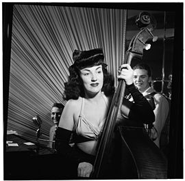 Double bass player Vivien Garry playing a show in New York City in 1947 (Portrait of Teddy Kaye, Vivien Garry, and Arv(in) Charles Garrison, Dixon's, New York, N.Y., ca. May 1947) (LOC) (4976467461).jpg