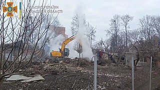 Rescatistas del 3er cuerpo de bomberos estatal participa en la eliminación de los restos de la explosión ocurrida en Sumy. (27 de febrero de 2022)