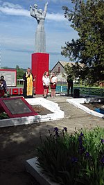 Братська могила 18 радянських воїнів, загиблих при звільненні села в квітні 1944 р., село Новоселівка, при в'їзді в село.jpg