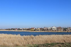 Sacké jezero, v pozadí Saky