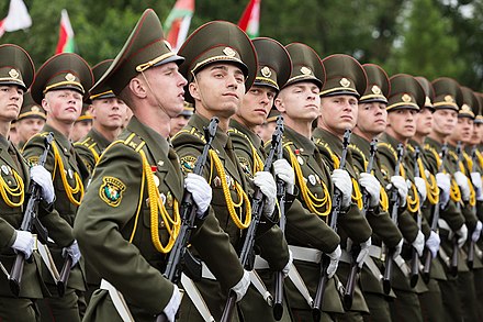 Военная форма рб. Военные Беларуси. Солдаты на параде. Белорусские военные. Белорусские военные парад.