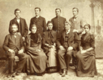 Familie Kobyljanska, 1894. Staand: Alexander, Julian, Stepan, Vladimir. Zittend: Maximilian, Eugenia, Maria (moeder), Julian (vader), Olga.