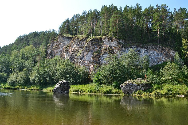 File:Скала "Лось" и скала "Копна" (в реке).jpeg