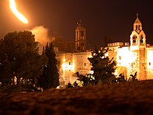 כנסיית המולד מוארת על ידי פצצות תאורה במהלך המצור עליה במבצע חומת מגן, 24 באפריל 2002.