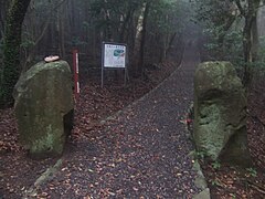 駐車場から延びる登山道（左右にある石から神の領域とされている）