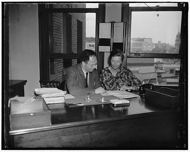 File:...)udict E. Walf, Secretary to the Nat. Labor Relations Board & Mrs. Beatrice Stern, Asst. Secretary to the N.L.R.B LCCN2016871781.jpg