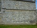 Chapelle Saint-Trémeur : longue inscription en latin sur le mur extérieur sud.