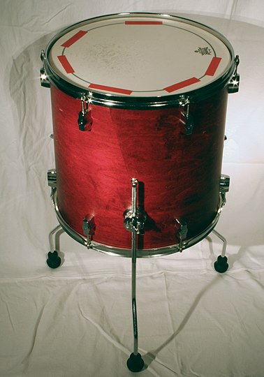 Floor tom with traditional legs