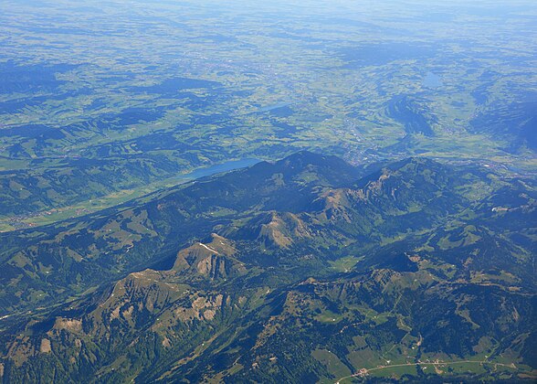 Luftaufnahme mit Gunzesrieder Tal, Hochgratkette und Prodel-Schichtkamm.