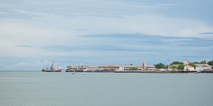 Ana Chaves Bay und das Zentrum von São Tomé.